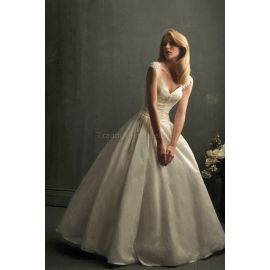 Gerüschtes romantisches schick Brautkleid mit Porträt Ausschnitt